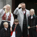The Crown Prince and Crown Princess' family greet the Children's Parade in Asker outside Skaugum estate (Photo: Heiko Junge / Scanpix)